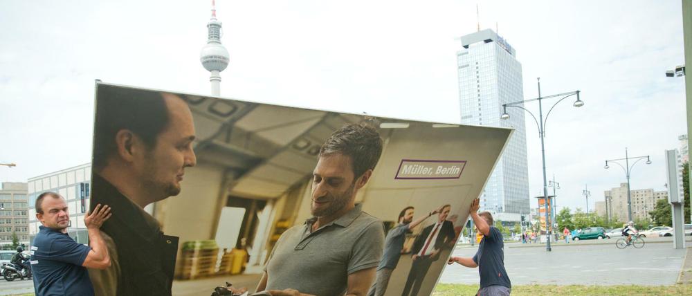 Ein Plakat der SPD wird am Alexanderplatz aufgestellt. Die Berlin-Wahl am 18. September könnte die spannendste seit Langem werden.