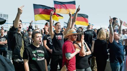 Erregte Gesellschaft. Rechtsradikale bei einer Demonstration am Berliner Hauptbahnhof.