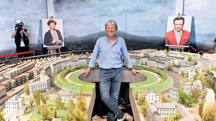 Im Mittelpunkt. Regisseur Andreas Dresen stellte im Filmpark Babelsberg ein Modell vor, das beim Filmdreh für „Timm Thaler“ eine wichtige Rolle spielte – wie genau, ist aber erst kurz vor Weihnachten im Kino zu sehen. Foto: Ralf Hirschberger/dpa