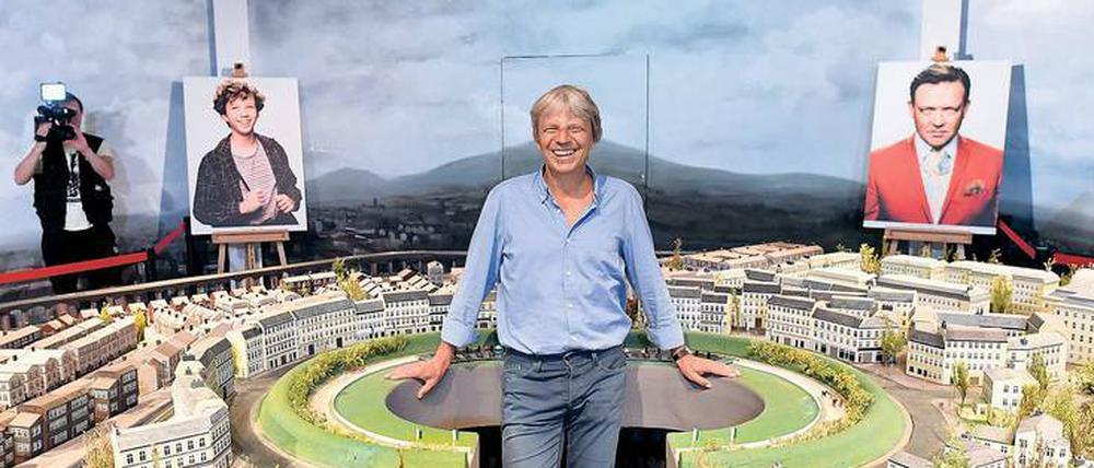 Im Mittelpunkt. Regisseur Andreas Dresen stellte im Filmpark Babelsberg ein Modell vor, das beim Filmdreh für „Timm Thaler“ eine wichtige Rolle spielte – wie genau, ist aber erst kurz vor Weihnachten im Kino zu sehen. Foto: Ralf Hirschberger/dpa