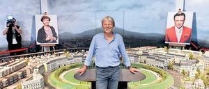 Im Mittelpunkt. Regisseur Andreas Dresen stellte im Filmpark Babelsberg ein Modell vor, das beim Filmdreh für „Timm Thaler“ eine wichtige Rolle spielte – wie genau, ist aber erst kurz vor Weihnachten im Kino zu sehen. Foto: Ralf Hirschberger/dpa