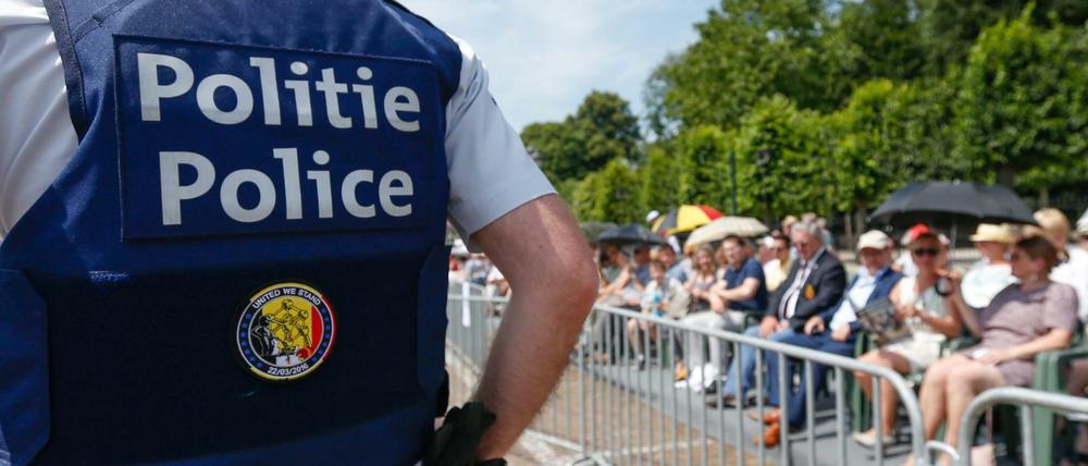 Ein Polizist in Brüssel am Nationalfeiertag am 21. Juli