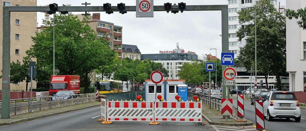 Alles nicht so schlimm. So sah die Verkehrslage am Mittwochvormittag neben dem gesperrten Tunnel unter dem Adenauerplatz aus. 