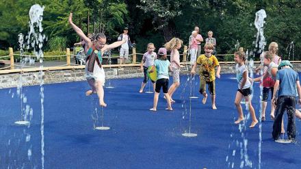 Wir sind liquide. Der neue Wasserspielplatz ist zwar keine Plantsche, aber trotzdem schön. Die Kinder stürzten sich direkt ins Vergnügen. Flüssiger als erwartet ist auch der Tierpark selbst: Eben noch vor der Pleite, schreibt er jetzt schwarze Zahlen. 