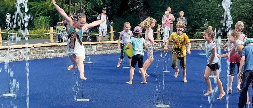 Wir sind liquide. Der neue Wasserspielplatz ist zwar keine Plantsche, aber trotzdem schön. Die Kinder stürzten sich direkt ins Vergnügen. Flüssiger als erwartet ist auch der Tierpark selbst: Eben noch vor der Pleite, schreibt er jetzt schwarze Zahlen.