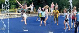 Wir sind liquide. Der neue Wasserspielplatz ist zwar keine Plantsche, aber trotzdem schön. Die Kinder stürzten sich direkt ins Vergnügen. Flüssiger als erwartet ist auch der Tierpark selbst: Eben noch vor der Pleite, schreibt er jetzt schwarze Zahlen. 