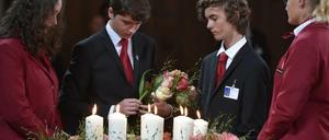 Jugendliche entzündeten im Liebfrauendom Kerzen und legten Blumen dazu.