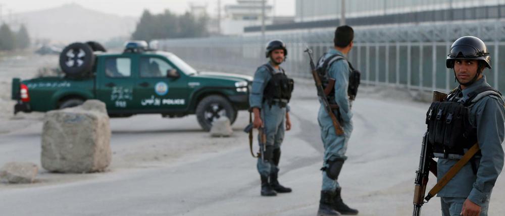 Polizisten sichern die Umgebung des angegriffenen Hotels in Kabul.