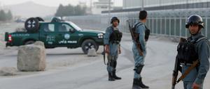 Polizisten sichern die Umgebung des angegriffenen Hotels in Kabul. 