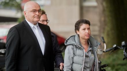 Das Säure-Opfer und Nebenklägerin Vanessa Münstermann kommt mit ihrem Anwalt Matthias Waldraff zum Prozessauftakt am Landgericht in Hannover. Im Streit über die vorangegangene Trennung soll ihr Ex-Freund der 27-jährigen vor der Wohnung aufgelauert und ihr einen aus Schwefelsäure bestehenden Abflussreiniger ins Gesicht geschüttet haben.