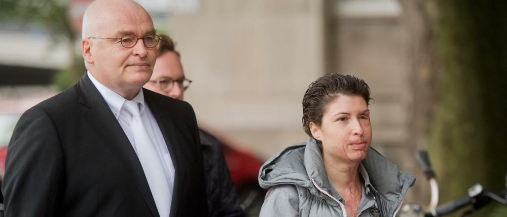 Das Säure-Opfer und Nebenklägerin Vanessa Münstermann kommt mit ihrem Anwalt Matthias Waldraff zum Prozessauftakt am Landgericht in Hannover. Im Streit über die vorangegangene Trennung soll ihr Ex-Freund der 27-jährigen vor der Wohnung aufgelauert und ihr einen aus Schwefelsäure bestehenden Abflussreiniger ins Gesicht geschüttet haben.