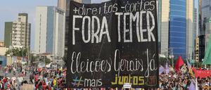 "Für Rechte, gegen Kürzungen. Raus mit dir Temer!" steht auf den Plakaten, die Demonstranten am Sonntag bei Protesten gegen den Interimspräsidenten Michel Temer in São Paulo hochhielten.