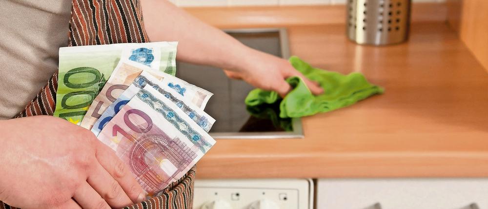 Die Küche noch schnell polieren und dafür dann das Bargeld einstecken - Auftraggeber sollten den Lohn für die Haushaltshilfe besser überweisen. Dann können sie die Aufwendungen für die haushaltsnahen Dienstleistungen sogar steuerlich geltend machen.