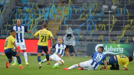 Vorbeigegrätscht. Für die Berliner John Anthony Brooks, Fabian Lustenberger und Vedad Ibisevic ist die Europapokalsaison schon wieder beendet. 