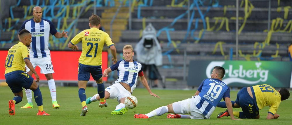 Vorbeigegrätscht. Für die Berliner John Anthony Brooks, Fabian Lustenberger und Vedad Ibisevic ist die Europapokalsaison schon wieder beendet. 