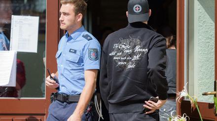 Rechte Gewalt in der Region Gotha. Ein Angeklagter betritt Ende Juni das Gemeindehaus in Ballstädt (Thüringen) während eines Vorort-Termins im Prozess gegen 15 Angeklagte wegen des mutmaßlich rechtsextremen Überfalls auf eine Kirmesgesellschaft in Ballstädt. 14 Männer und eine sollen 2014 in dem kleinen Ort im Landkreis Gotha eine Feier des Kirmesvereins gestürmt und dabei elf Menschen verletzt haben. 