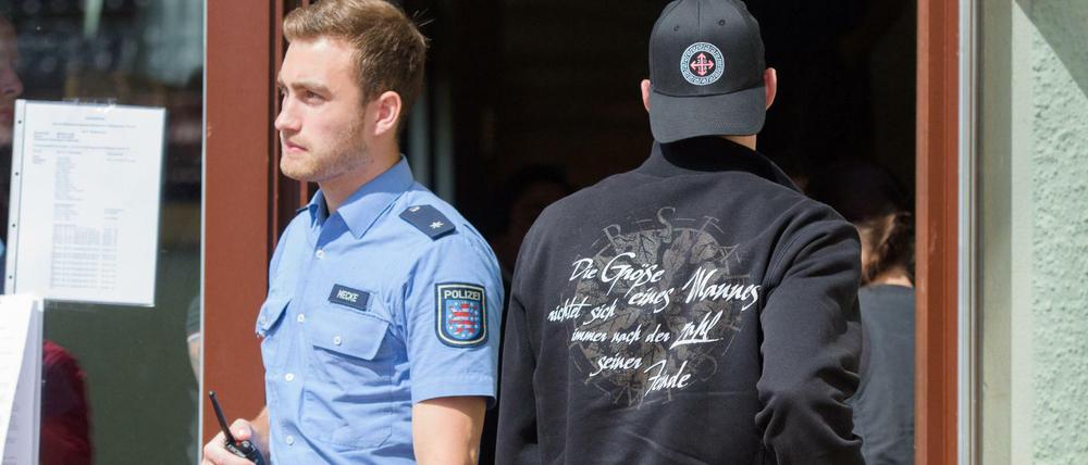 Rechte Gewalt in der Region Gotha. Ein Angeklagter betritt Ende Juni das Gemeindehaus in Ballstädt (Thüringen) während eines Vorort-Termins im Prozess gegen 15 Angeklagte wegen des mutmaßlich rechtsextremen Überfalls auf eine Kirmesgesellschaft in Ballstädt. 14 Männer und eine sollen 2014 in dem kleinen Ort im Landkreis Gotha eine Feier des Kirmesvereins gestürmt und dabei elf Menschen verletzt haben. 