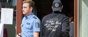 Rechte Gewalt in der Region Gotha. Ein Angeklagter betritt Ende Juni das Gemeindehaus in Ballstädt (Thüringen) während eines Vorort-Termins im Prozess gegen 15 Angeklagte wegen des mutmaßlich rechtsextremen Überfalls auf eine Kirmesgesellschaft in Ballstädt. 14 Männer und eine sollen 2014 in dem kleinen Ort im Landkreis Gotha eine Feier des Kirmesvereins gestürmt und dabei elf Menschen verletzt haben. 