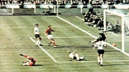 Drin oder nicht drin? Selbst 14 Kameras des englischen Fernsehsenders BBC konnten das umstrittene Tor zum 3:2 nicht zweifelsfrei dokumentieren. Foto: imago/United Archives