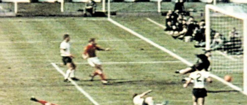 Drin oder nicht drin? Selbst 14 Kameras des englischen Fernsehsenders BBC konnten das umstrittene Tor zum 3:2 nicht zweifelsfrei dokumentieren. Foto: imago/United Archives