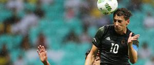 Deutschlands Kapitän Leon Goretzka (r.) musste bereits nach einer knappen halben Stunde verletzt vom Feld.