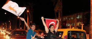 Erdogan-Anhänger feiern in der Putschnacht im Strandort Marmaris den Sieg.