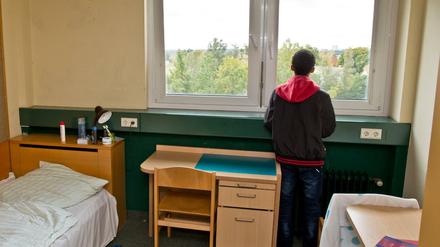 Ein 16-jähriger Flüchtling aus Eritrea, steht am 16.10.2014 in Nürnberg am Fenster seines Zimmers in einer Wohngruppe für unbegleitete minderjährige Flüchtlinge.