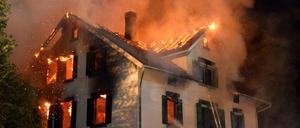 Ein leerstehendes Gebäude, in dem Asylbewerber unterkommen sollten, steht am 24.08.2015 in Weissach im Tal in Baden-Württemberg voll in Flammen.