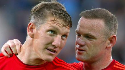 Und du bist raus. Schweinsteiger (li.) mit ManU-Kollege Wayne Rooney.