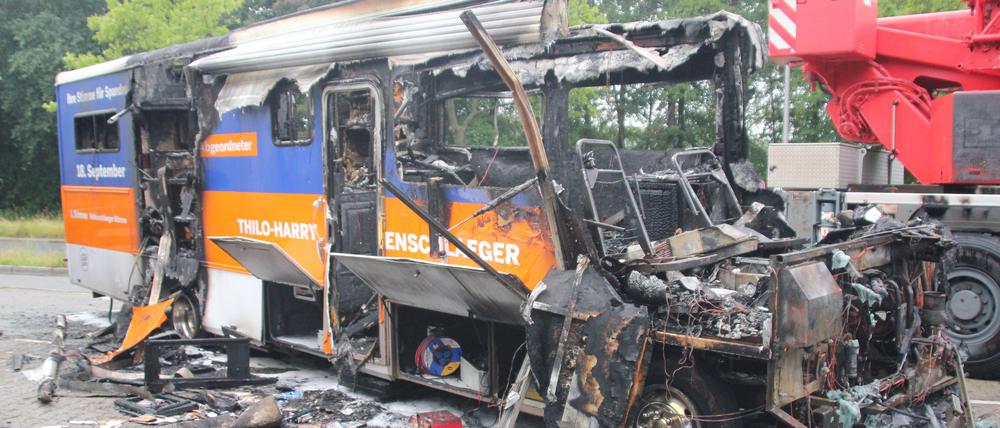 Der Wahlkampfbus der CDU wurde völlig zerstört.