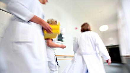 Ärzte in einer DRK-Klinik in Westend. Gegen vier Ex-Funktionäre der Klinik wurde der Prozess jetzt eingestellt.