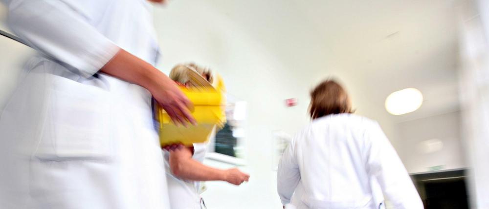 Ärzte in einer DRK-Klinik in Westend. Gegen vier Ex-Funktionäre der Klinik wurde der Prozess jetzt eingestellt.