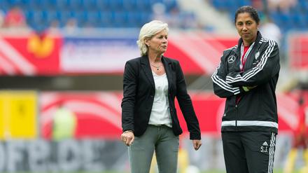 Chefin mit Nachfolgerin. Silvia Neid (l) und Deutschlands Co-Trainerin Steffi Jones. 