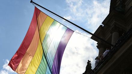 Die Regenbogenfahne - hier vor dem Rathaus in Hamburg.