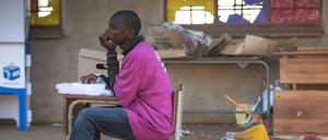 Ein unabhängiger Wahlhelfer wartet auf Wähler in Vuwani, Südafrika