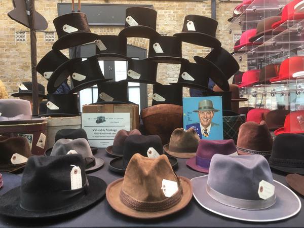 Hutstand im Old Spitalfields Market.
