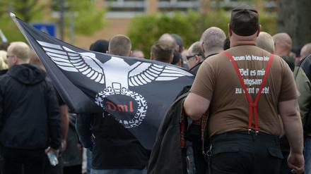 Teilnehmer eines Aufmarsches der rechtsextremen Gruppierung "Der dritte Weg".