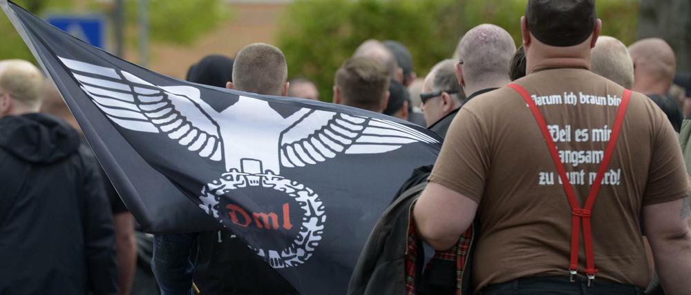 Teilnehmer eines Aufmarsches der rechtsextremen Gruppierung "Der dritte Weg".