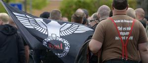 Teilnehmer eines Aufmarsches der rechtsextremen Gruppierung "Der dritte Weg".
