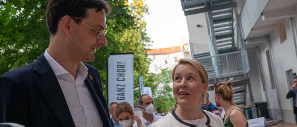 Martin Hikel (SPD, l), Bezirksbürgermeister von Berlin Neukölln, und Franziska Giffey, Spitzenkandidatin der Berliner SPD, sprechen bei der Eröffnung des Deutschen Chorzentrums in Berlin miteinander. 