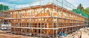 Nach dem Fachwerkprinzip entsteht das Wohnhaus in Werder. Die Ballen werden zwischen Holzbohlen eingesetzt.