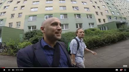 Graham (links) und Six auf dem Weg zu der Redaktion von "Correctiv".