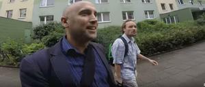 Graham (links) und Six auf dem Weg zu der Redaktion von "Correctiv".