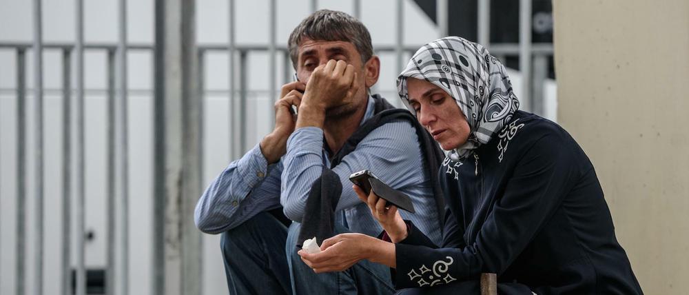 Familienangehörige von Festgenommenen warten vor dem Justizpalast in Istanbul.