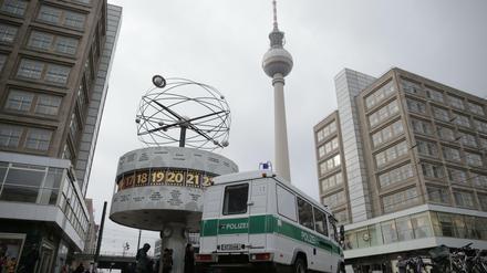 Ein Polizeifahrzeug steht auf dem Alexanderplatz.