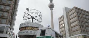 Ein Polizeifahrzeug steht auf dem Alexanderplatz.