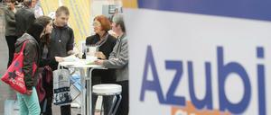 Besucher der Azubi- und Studientage informieren sich am Stand des Hotel- und Gaststättenwesens. Diese Branchen suchen besonders dringend Auszubildende.