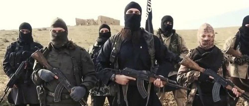 IS-Kämpfer in einem Propagandavideo.