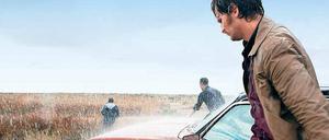Einsatz im Feld. Pedro (im Vordergrund: Raúl Arevalo) und sein Kollege Juan (Javier Gutierrez) jagen einen Verdächtigen. 