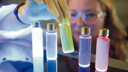 Das vom Pharma- und Chemieunternehmen Merck KGaA freigegebene Foto zeigt eine Mitarbeiterin in der Merck-OLED-Produktion in Darmstadt. 